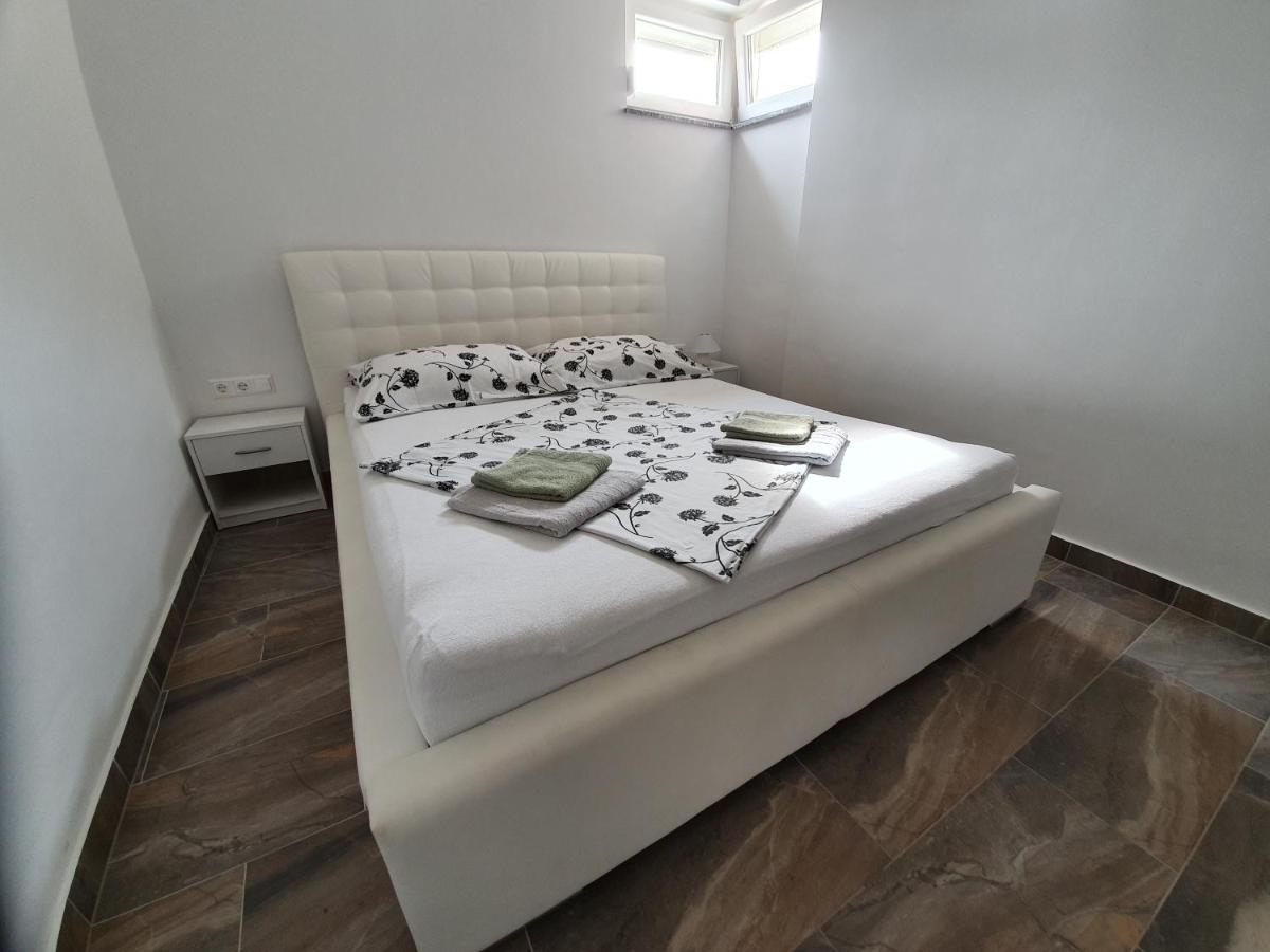 Apartments Ljubic Паг Экстерьер фото