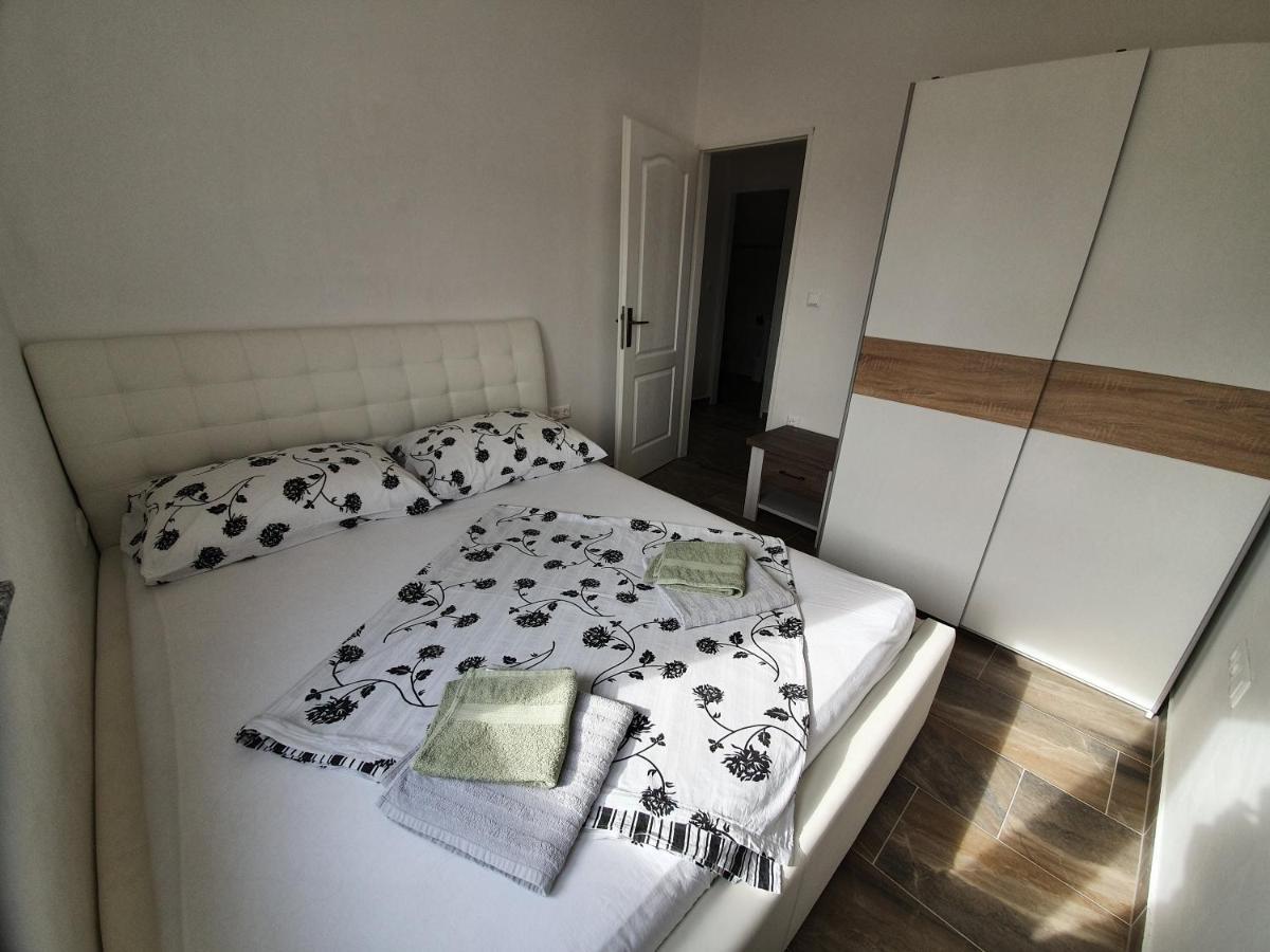 Apartments Ljubic Паг Экстерьер фото